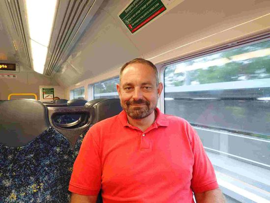 Na, das Zugfahren gefällt ihm scheinbar doch