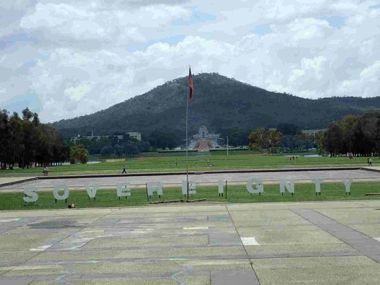 Blick vom Parlament zum Mt. Ainslie - da oben standen wir