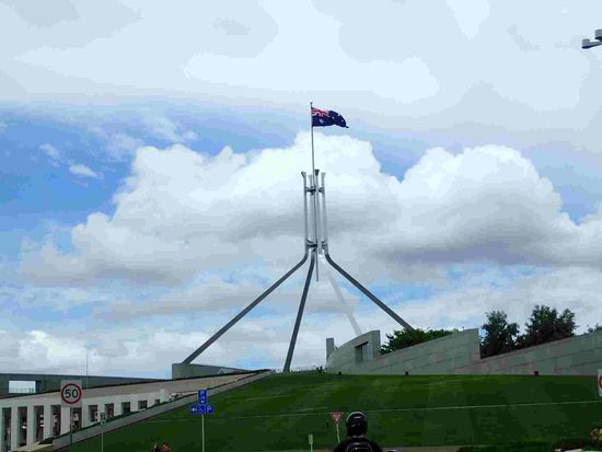 Das Triangel mit der Flagge neben dem Parlament