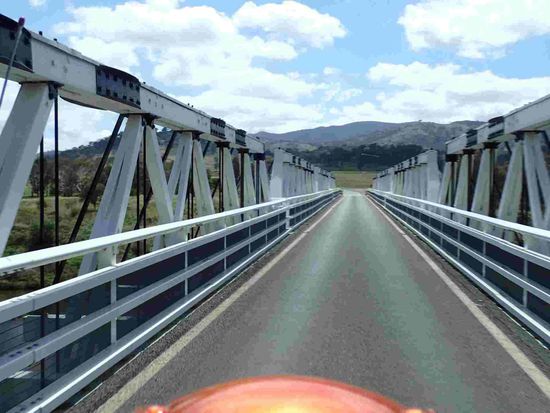 Blick zurück auf einer alten Brücke
