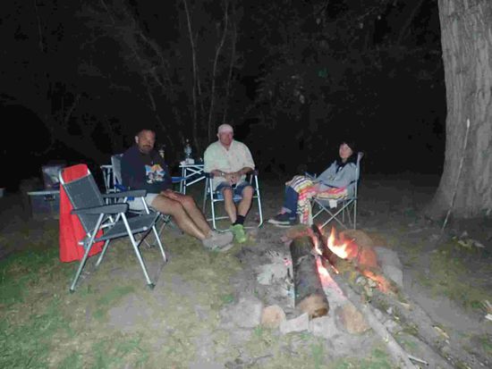 Wärmen am Lagerfeuer