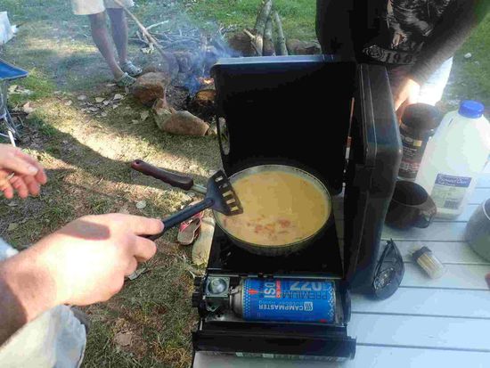 Franz kocht Eierspeise zum Frühstück