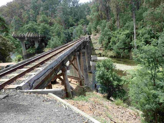 Über diese alte Brücke mussten wir 