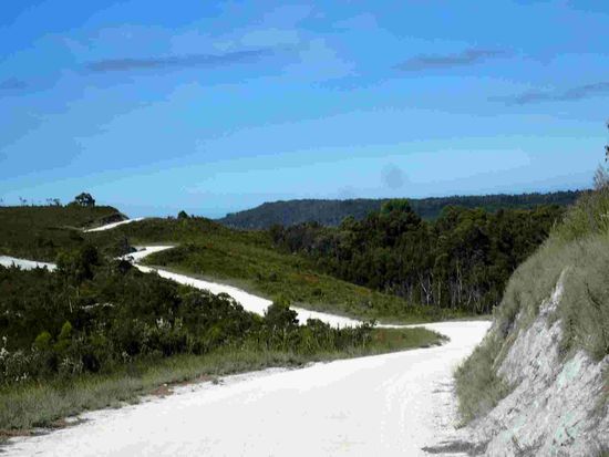 Auf der weißen Sand- u Schotterstraße