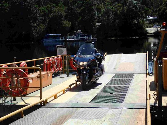 Die riesige Fähre für genau ein Fahrzeug