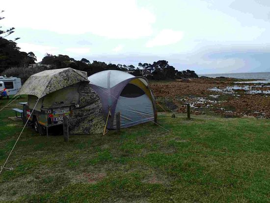 Unser Zelt direkt am Meer- es ist gerade Ebbe 