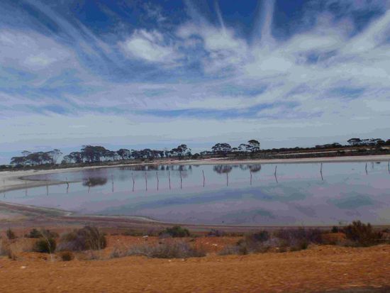Salzsee am Straßenrand