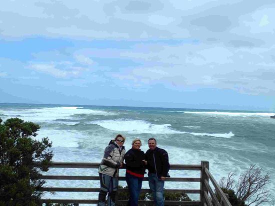 Das Wasser rauscht wild hinter uns 