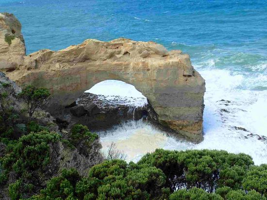 Eine natürliche Brücke - bitte den braunen Schaum am Wasser beachten!