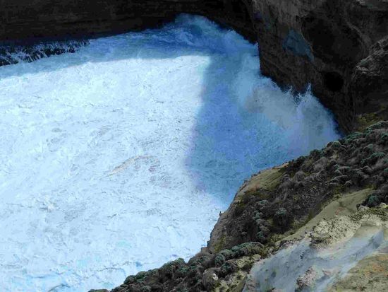 Das Wasser "schäumt" vor lauter Wucht