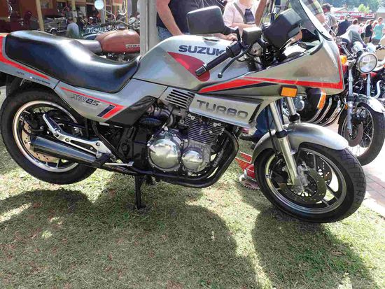 Dieses Motorrad stand 15 Jahre unter einem Baum und läuft noch immer 