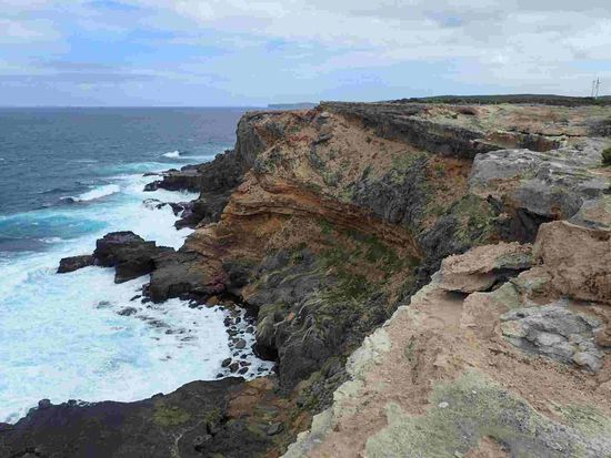 Die Küste und das Wasser peitscht im Wind 