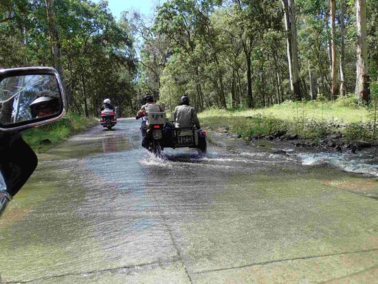 Glasklares Wasser auf der Straße
