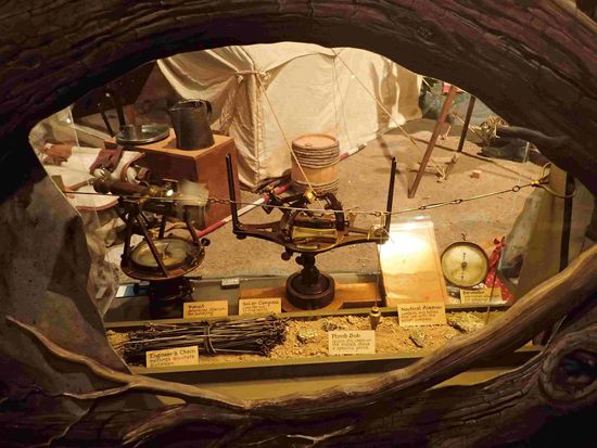 Die Arbeitsgeräte der Bauarbeiter der Bahnstrecke in Kalifornien