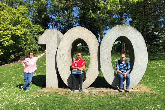 Wer ist da schon hundert bitte 