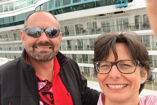 Der große Bruder mit seiner kleinen Schwester 