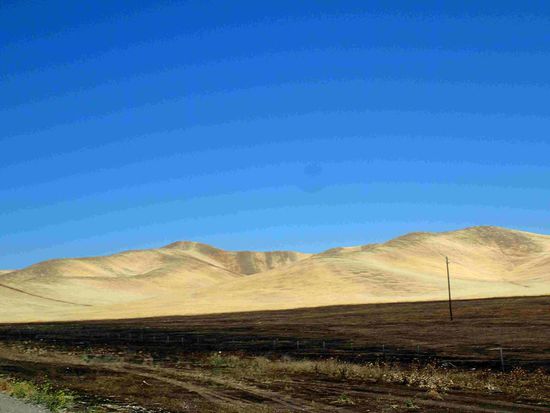 Die Berge rund um Modesto sehen aus wie von der Sanduhr gebaut 