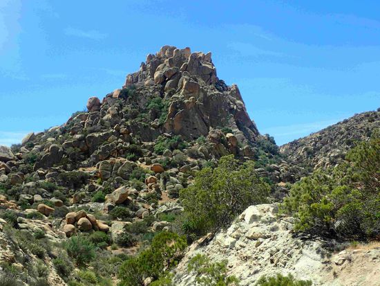 Die Berge sind sehr steinig im Inneren von CA
