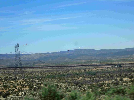 Der dunkle Streifen ist der Grenzwall zu Mexiko