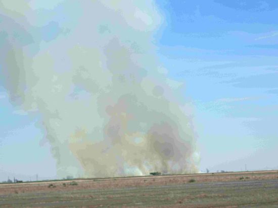 Ein Feld brennt in unserer Nähe 