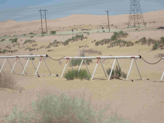 Direkt neben der Straße beginnt das Niemandsland zu Mexiko