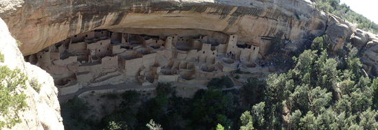 Hier in Mesa Verde haben die Pueblo Indianer ihre Häuser in die Felsspalten gebaut