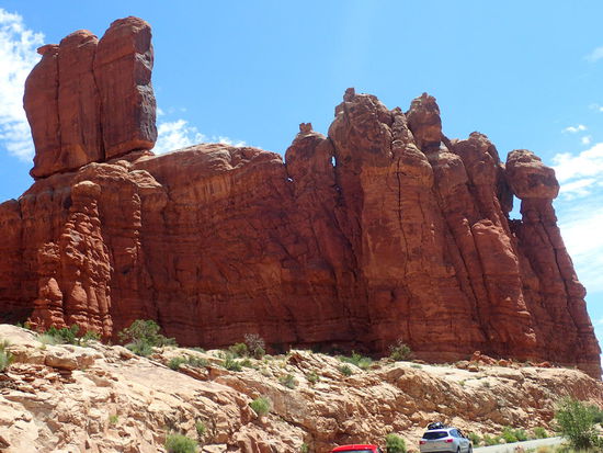Als würde eine Gruppe von Menschen beisammen stehen