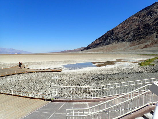 Ein Salzsee ziemlich in der Mitte des Tales