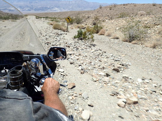Upps, da liegen ein paar Steindal auf der Straße