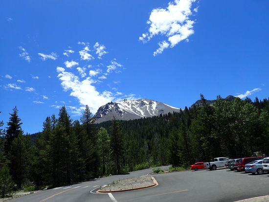Und immer wieder blitzt der Schnee von den Berggipfeln