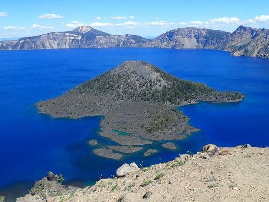 Der tiefblaue Kratersee