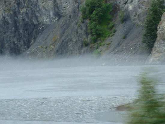 Das Wasser ist wärmer als die Luft darum dampft es