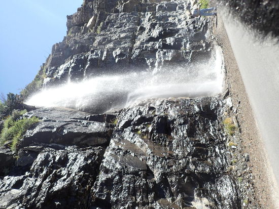 Wasserfall direkt an der Straße