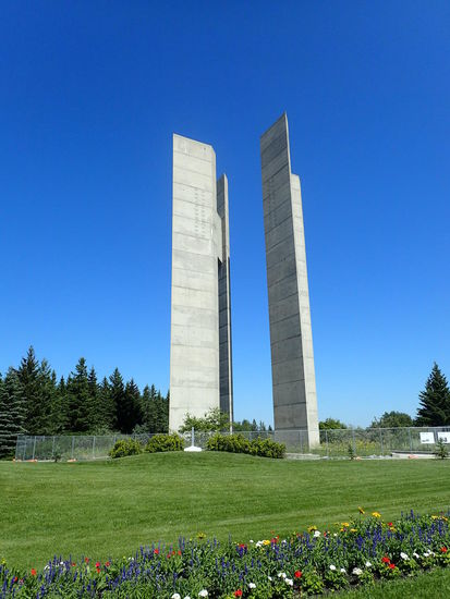 Die Twin Tower im Peacegarden - genau dazwischen verläuft die Grenze