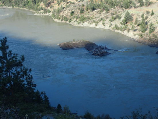 Die alte Brücke über den Fluss 