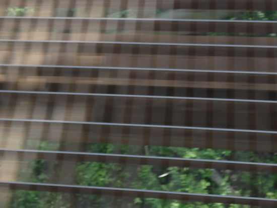 .....sind nur Eisengitter, und die sind bei Nässe sehr schlecht zu fahren