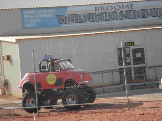 Kuriositäten am Straßenrand in Broome - Fiat 500 in Australien