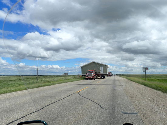 Hier kommt uns ein ganzes Haus auf einem LKW entgegen - so wird in der Staaten übersiedelt