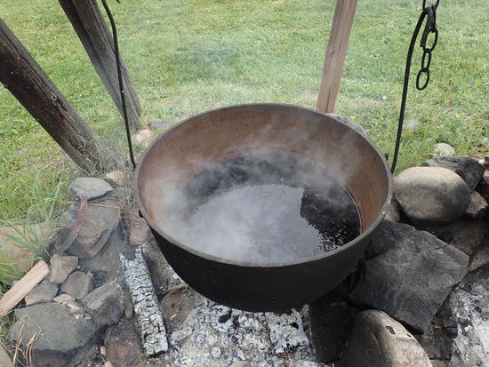 Und mit dieser Masse werden die kleinen Zwischenräume abgedichtet