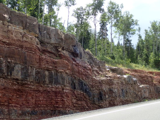Einer der wenigen Hügel am Straßenrand