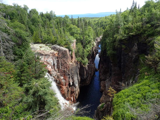 Beim Besuch eines kleinen Wasserfalls scheint schon wieder die Sonne