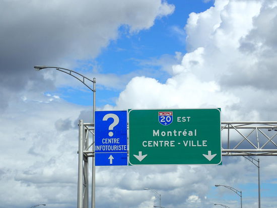 Auf dem Weg in die Stadt - dunkle Wolke ziehen auf 