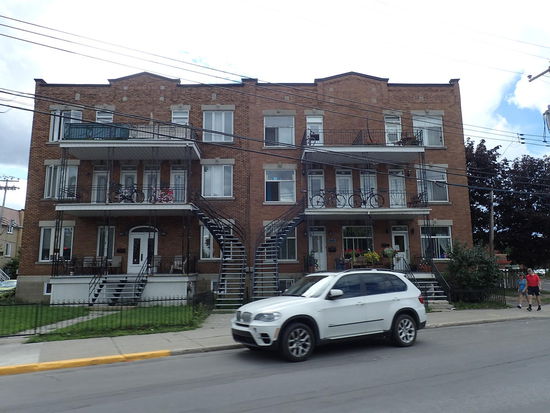 Hier sind die Aufgänge in die oberen Stockwerke an der Außenmauer gut zu sehen