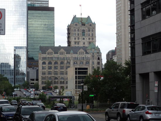 Alte und neue Gebäude nebeneinander