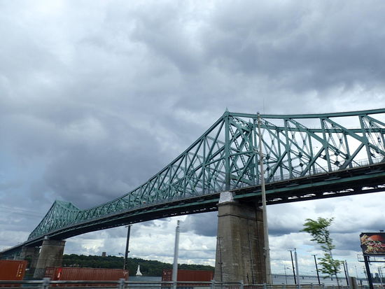 Die Eisenbahnbrücke in Montreal