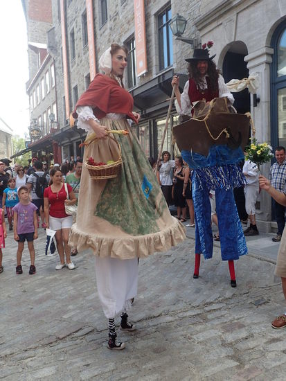 Und die Stelzengeher sind auch da 