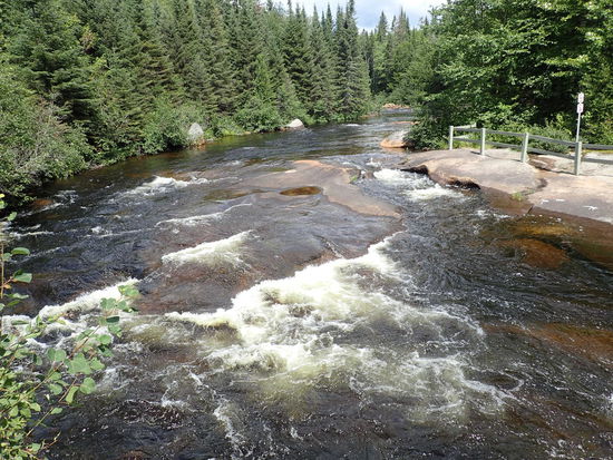Pause an einem kleinen Wasserfall