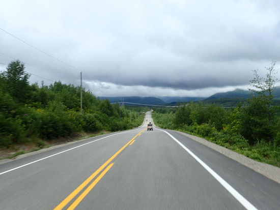 Auf dem Weg in die Berge - die Wolken hängen schon tief