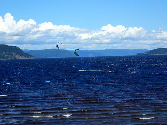 Die Surfer lassen sich vom Wind treiben