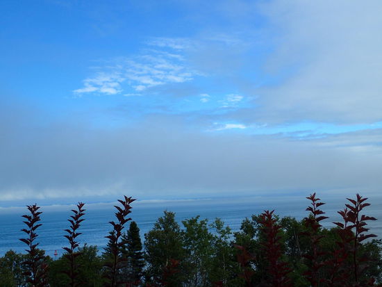 Wasser, Wolken und blauer Himmel in Schichten